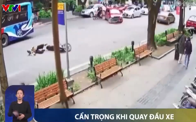 Xe ô tô quay đầu hất văng người đi xe máy