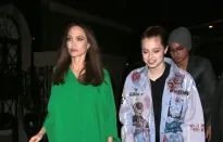 Con gái Angelina Jolie - Brad Pitt tuyên bố xoá họ bố