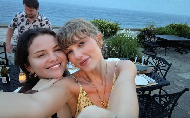 Selena Gomez gọi Taylor Swift là "nữ thần"