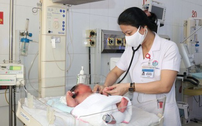 Hà Tĩnh: 1 em bé chào đời nặng 6.1 kg Nhiễm virus RSV, bé trai ngưng thở nhiều cơn, tím tái