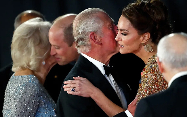 Vua Charles khen công nương Kate Middleton dũng cảm trong cuộc chiến với ung thư