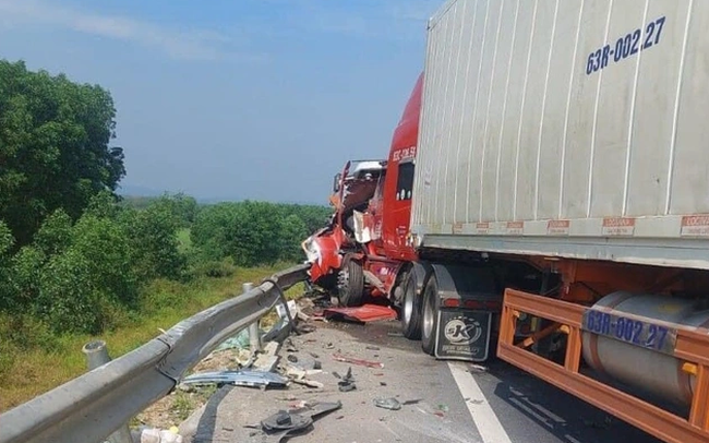 Tai nạn liên hoàn trên cao tốc Cam Lộ - La Sơn, 3 người thương vong