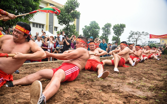 Độc đáo nghi lễ "kéo co ngồi" lễ hội đền Trấn Vũ