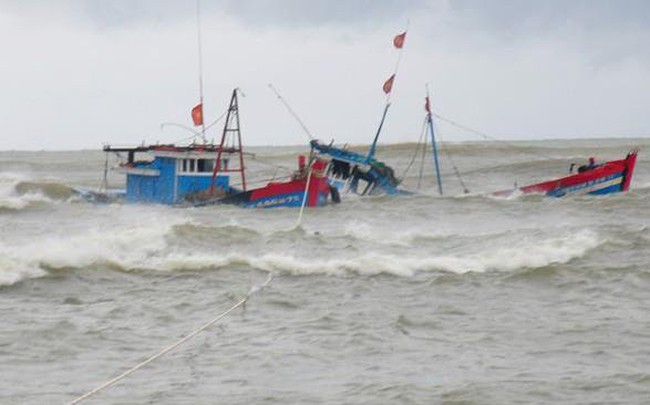 Tàu cá đang đánh bắt trên biển bị đâm lật úp, 6 ngư dân thoát chết