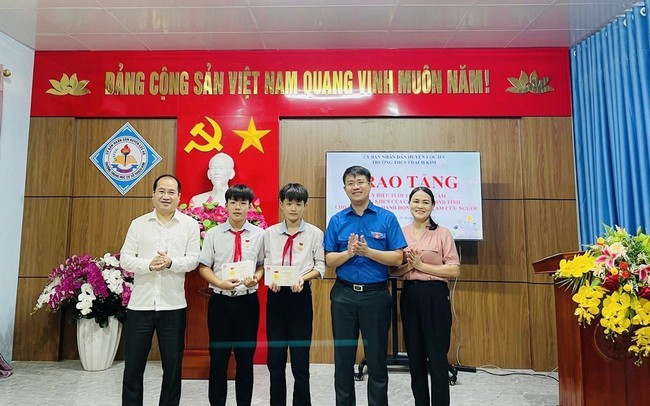 Trao huy hiệu tuổi trẻ dũng cảm cho học sinh cứu người