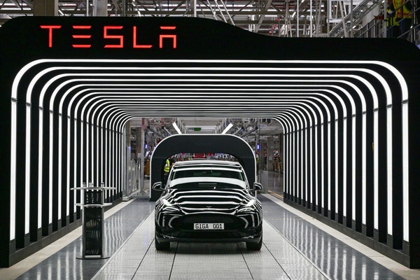 Tesla hứa hẹn ‘ Người mẫu đáng giá và ‘ người cao - lớn ’