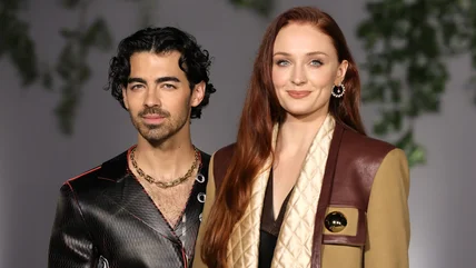 Sophie Turner đang bước lên trò chơi sau khi Joel Jonas ly dị