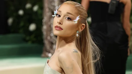 Tóc của Ariana Grande biến đổi giống như ma thuật '