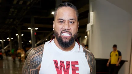 Tòa nhà của Famer Rikishi yêu cầu môn đồ "Hãy ở lại cầu nguyện" cho con trai Jimmy Uso