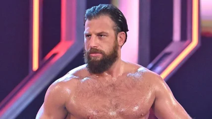 WWE NXT Star Drew Gulak phát biểu trên sân khấu hậu trường với Ronda Rousey