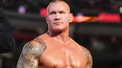 Randy Orton trở về WEE Smack Down, Đội thẻ ghi điểm Win cùng Kevin Owen