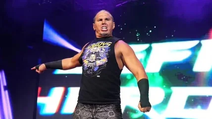 Matt Hardy có địa chỉ tại sao đội thẻ của AW's Service có 'Hãy lấy một ghế sau '