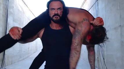 Drew McIntyre trở lại trên WWE Smack Down 4 ngày sau khi cai thuốc, bệnh viện hóa CM punk