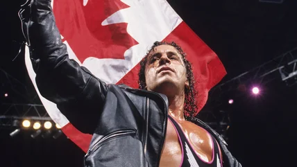 Bức ảnh: The WEE Hall of Famer Bret Hart treo cổ với Rap Legend