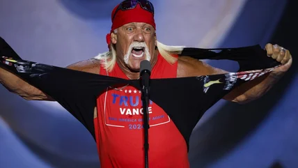 Hulk Hogan Mocks Kamala Harris, Jokes About bodyslamming Cô ấy