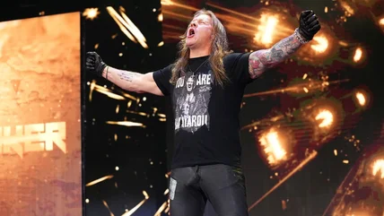 Chris Jericho Lavishees khen ngợi trên đỉnh ngôi sao, gọi anh ta là "Đại úy đội của chúng ta" '