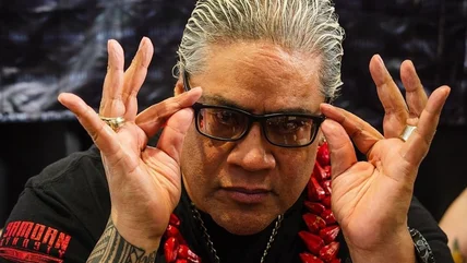 Tòa nhà của Famer Rikishi Assesses các thành viên khác của gia đình Anoa