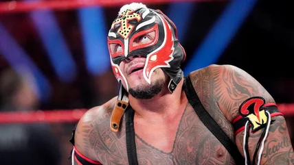 Rey Mysterio Hồi tưởng lại "Scaveed S*less" Lần đầu tiên ông đấu vật huyền thoại WWE