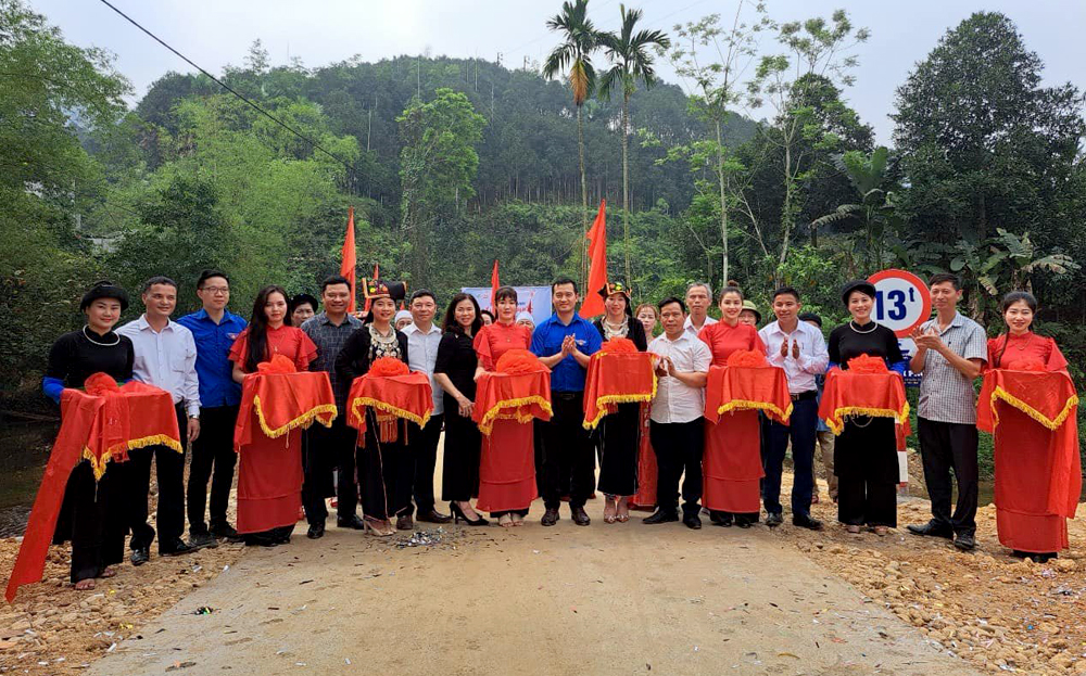 Huyện đoàn Văn Yên khánh thành công trình “Cầu hạnh phúc”