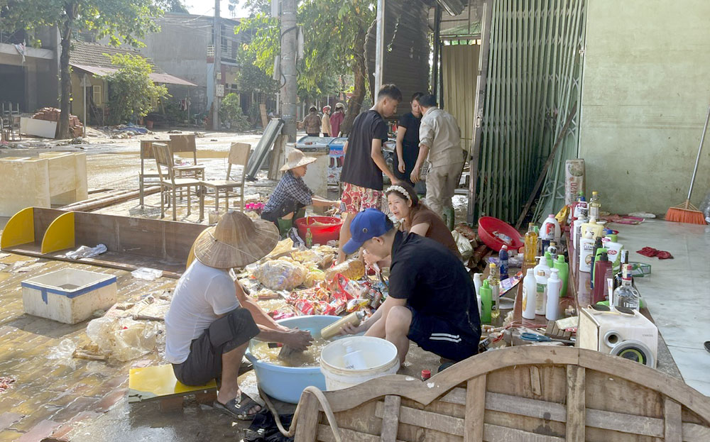 Người dân Trấn Yên về nhà dọn bùn đất sau trận lũ lịch sử