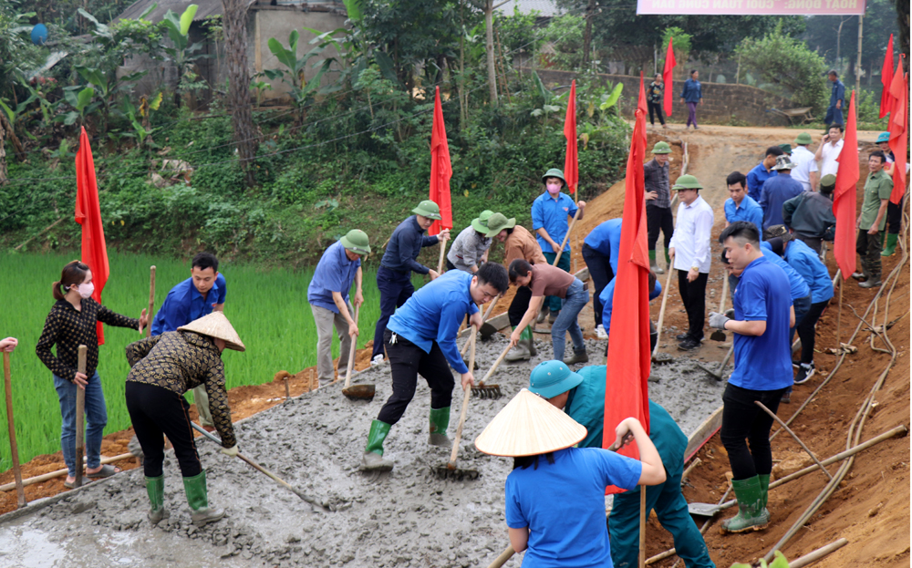 Văn Chấn từng bước kiên cố đường giao thông nông thôn