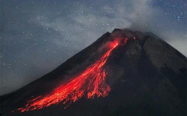 Núi lửa phun trào ở Indonesia: 11 người leo núi thiệt mạng