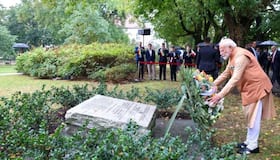 PM Narendra Modi Pays Homage at Kolhapur Memorial ở Warsaw