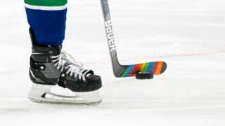 NHL bỏ lệnh cấm băng dính Pride màu cầu vồng