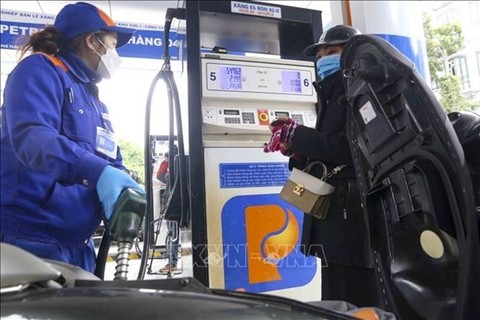 Petrol prices drop by over VNĐ300 per litre