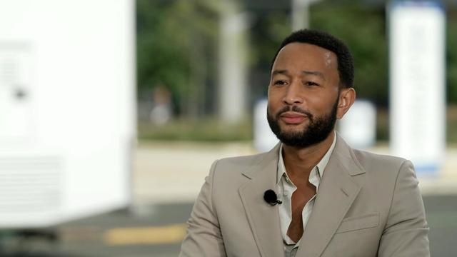 John Legend cầu hôn Kamala Harris