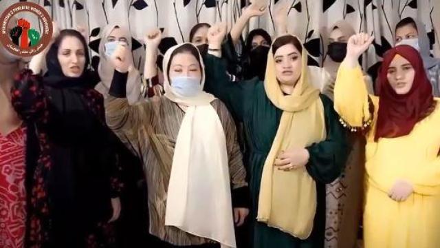 Phụ nữ Afghan dám phản đối trực tuyến chống lại luật Taliban