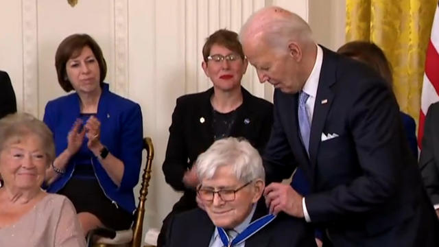 Biden trao huân chương tự do cho 19 người