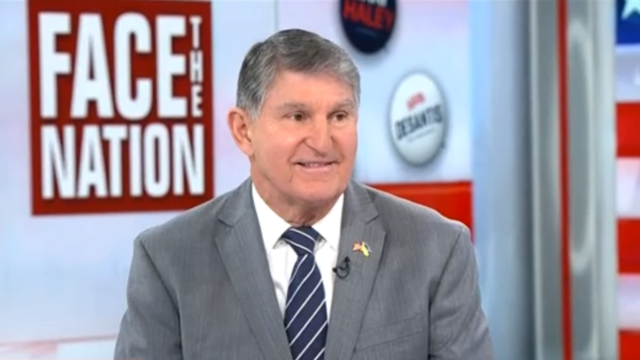 Thượng nghị sĩ Joe Manchin nói: “Tôi quá yêu đất nước của mình nên không bỏ phiếu cho Donald Trump”.