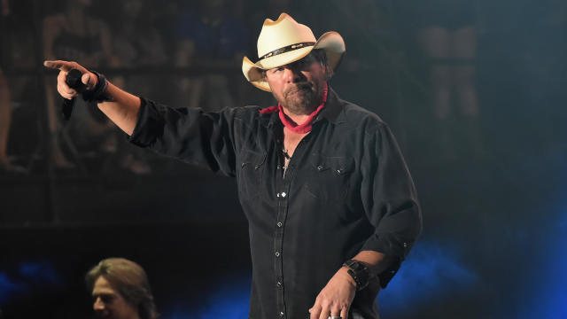 Triệu chứng ung thư dạ dày, các yếu tố nguy cơ cần biết sau cái chết của Toby Keith