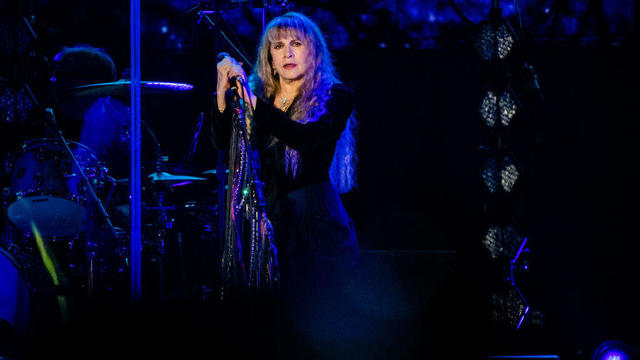 Biểu tượng của Fleetwood Mac, Stevie Nicks có búp bê Barbie của riêng mình Stevie Nicks hiện đã có Barbie của riêng mình, Mattel thông báo. Con búp bê trị giá 55 USD đã được bán hết. 11 giờ trước