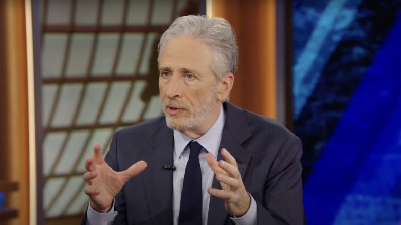 Jon Stewart xé nát Apple, ông chủ cũ của mình, trên The Daily Show