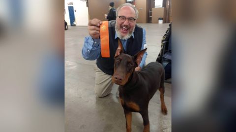 Một người nuôi chó ở Colorado đã được tìm thấy đã chết và những chú chó con Doberman pinscher của ông đã mất tích