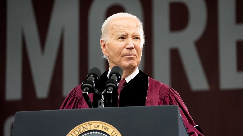 Tổng thống Biden phải đối mặt với các cuộc biểu tình ôn hòa khi phát biểu tại Morehouse College