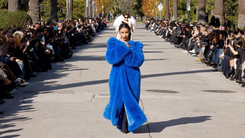 Cardi B ra mắt sàn diễn cho Balenciaga