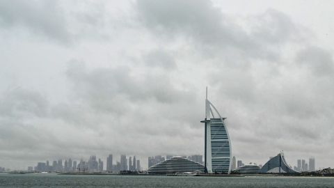 Các chuyến bay ở Dubai bị hủy, trường học và văn phòng đóng cửa do mưa lũ UAE chỉ vài tuần sau lũ lụt chết người