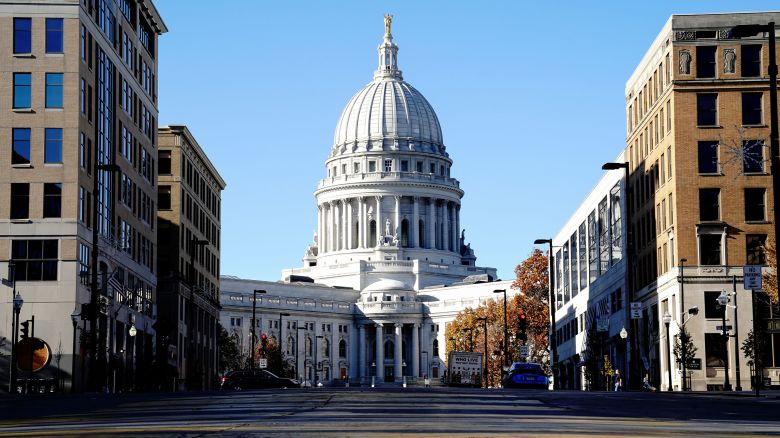 Người đàn ông bị buộc tội mang súng đến khuôn viên Tòa nhà Quốc hội Wisconsin đang phải đối mặt với cáo buộc tội nhẹ về súng