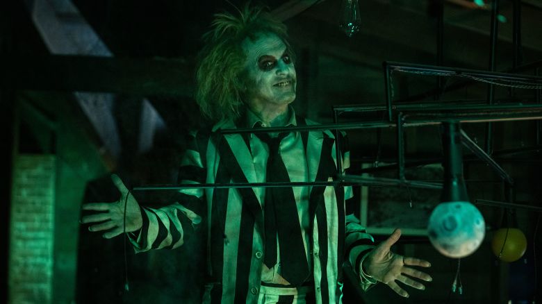 Michael Keaton và Winona Ryder đối đầu một lần nữa trong trailer 'Beetlejuice Beetlejuice'