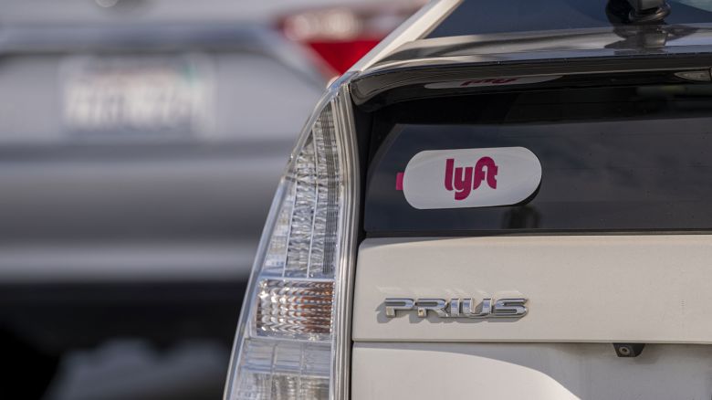 Lyft và Uber cho biết họ có thể rời Minneapolis nếu thị trưởng ký dự luật lương tối thiểu cho tài xế