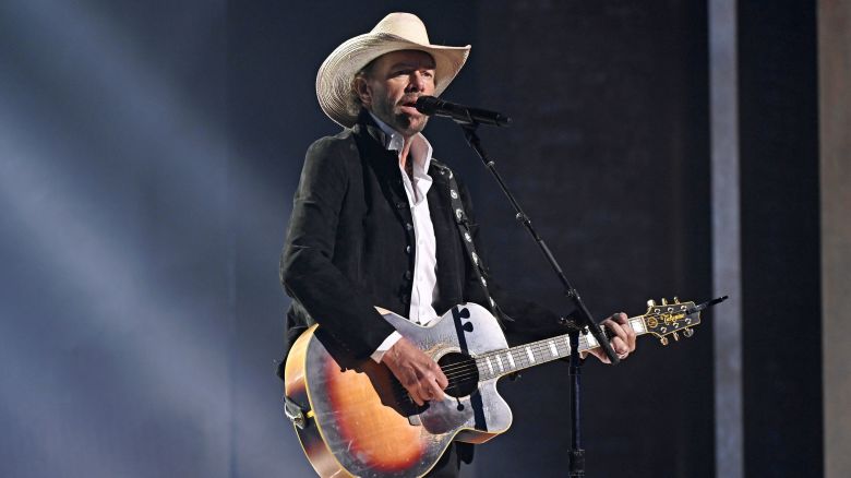 Ca sĩ nhạc đồng quê Toby Keith qua đời ở tuổi 62 sau cuộc chiến với căn bệnh ung thư dạ dày