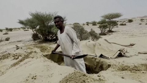 Người dân địa phương đào mộ cho nạn nhân lũ lụt sau vụ vỡ đập ở Sudan