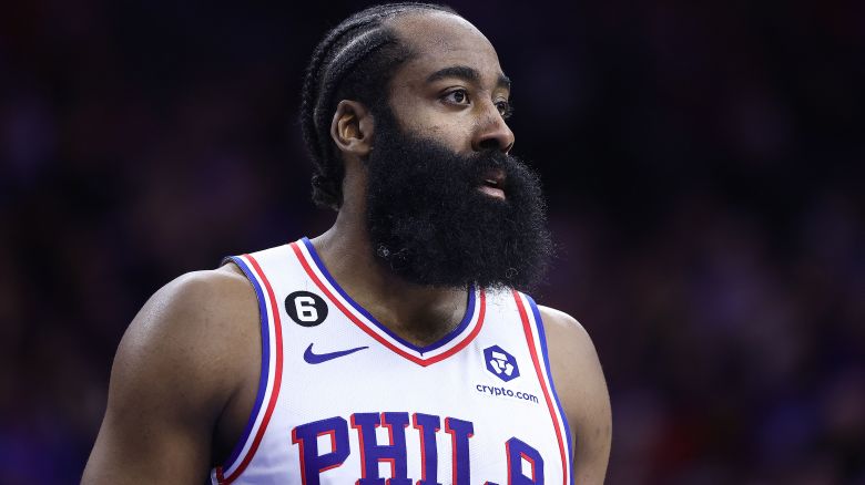 NBA phạt James Harden 100.000 USD vì 'yêu cầu thương mại công cộng'