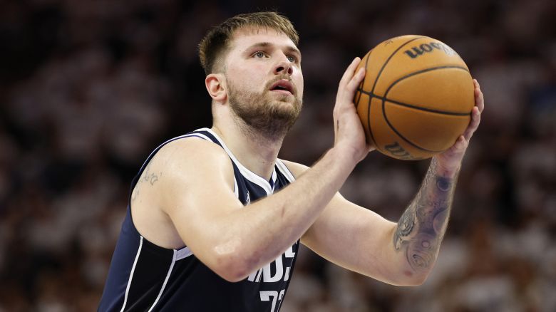 Luka Dončić và Kyrie Irving dẫn dắt Dallas Mavericks giành chiến thắng ở ván 1 trước Minnesota Timberwolves ở trận chung kết Western Conference