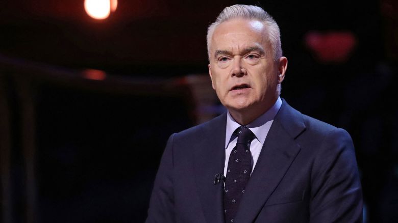 Comment Trình trình bày tin tức Huw Edwards bị buộc tội làm hình ảnh khiếm nhã cho trẻ em