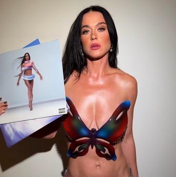 Đứng đầu chuỗi bướm của Katy Perry là y2K