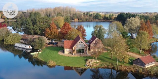 Quay phim: Nhà sinh thái bên bờ hồ ở Cotswolds